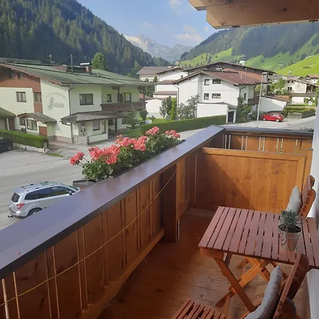 לינה וארוחת בוקר Gruenwaldhof 3*