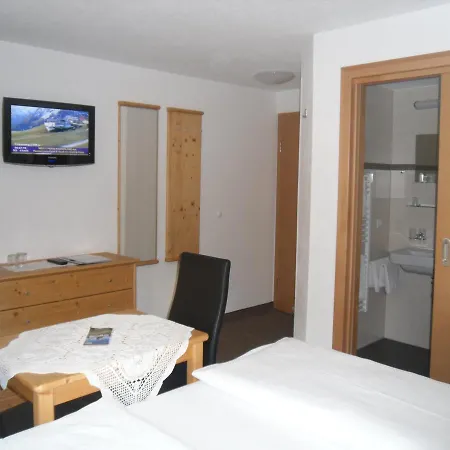 לינה וארוחת בוקר Gruenwaldhof 3*