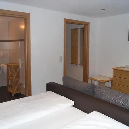 לינה וארוחת בוקר Gruenwaldhof 3*