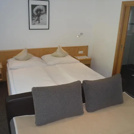 לינה וארוחת בוקר Gruenwaldhof 3*